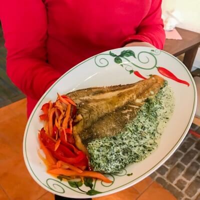 Камбала с овощами и шпинатным соусом