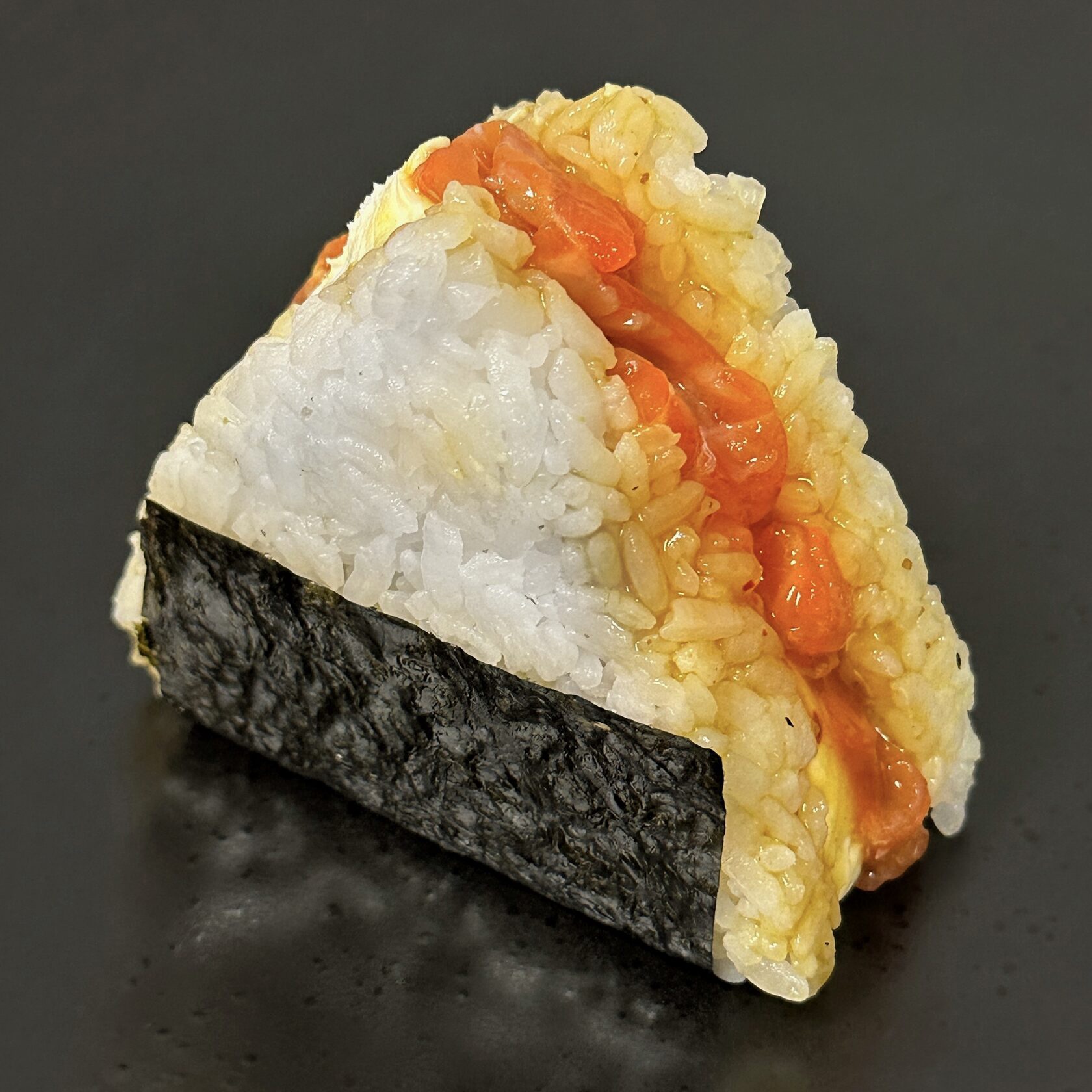 Онигири Лосось в соусе манго-чили