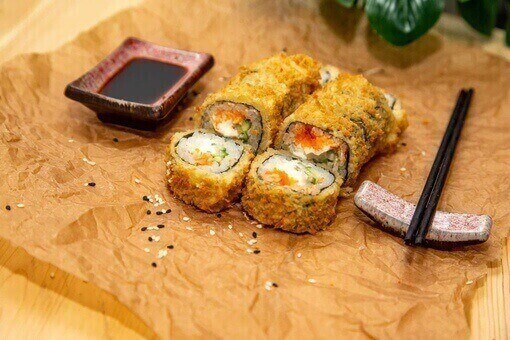 Жареный ролл с икрой масаго
