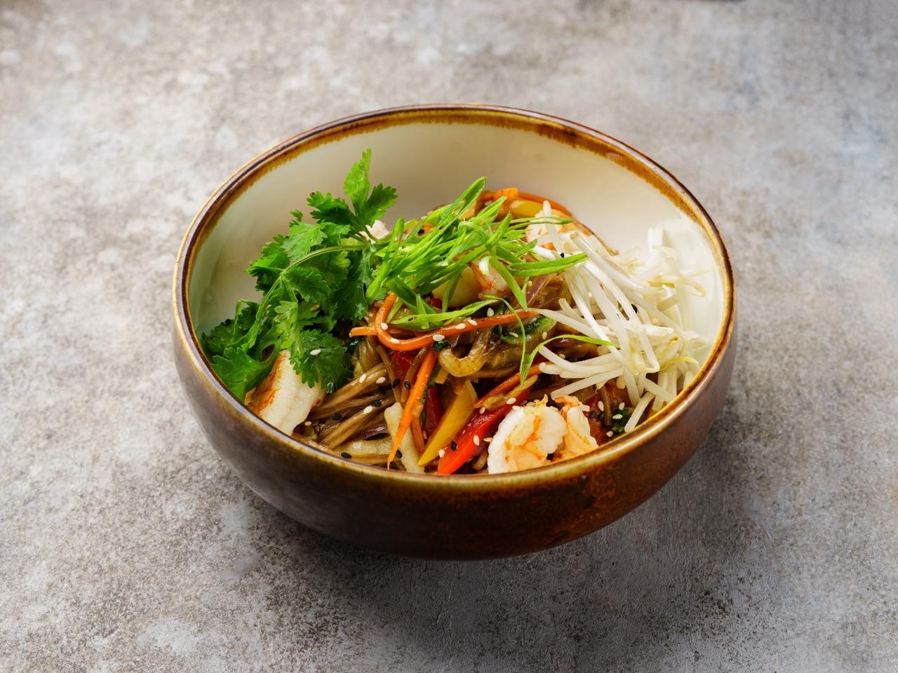 Wok креветки Соба