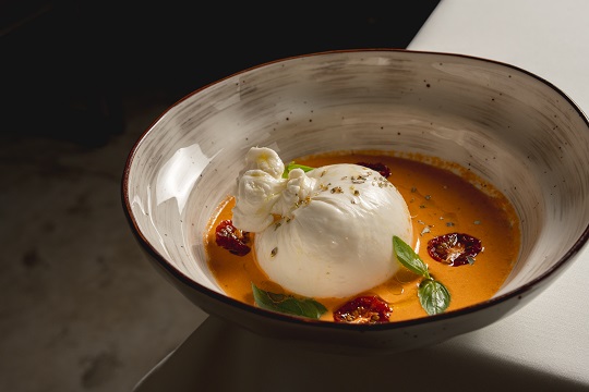 Буррата с соусом ромеско с миндалем и черри конфи