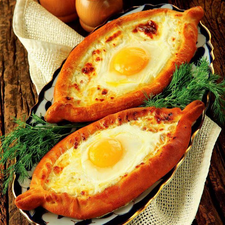 Хачапури с яйцом и сыром