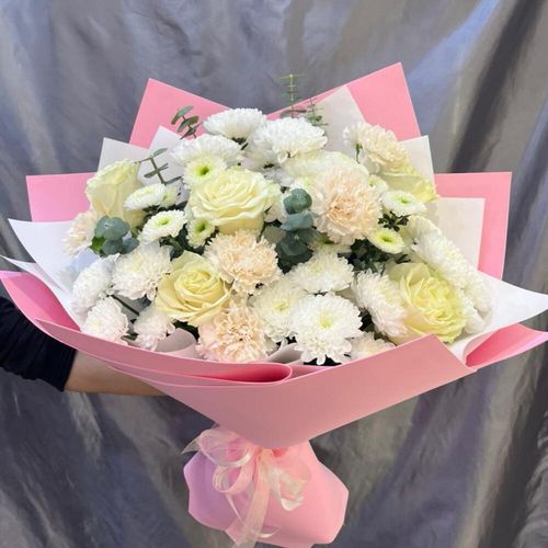 Букет цветов: белые розы, диантусы, хризантема (б2061)