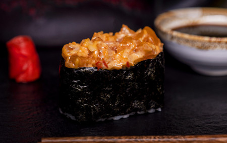 Суши "Спайси лосось"