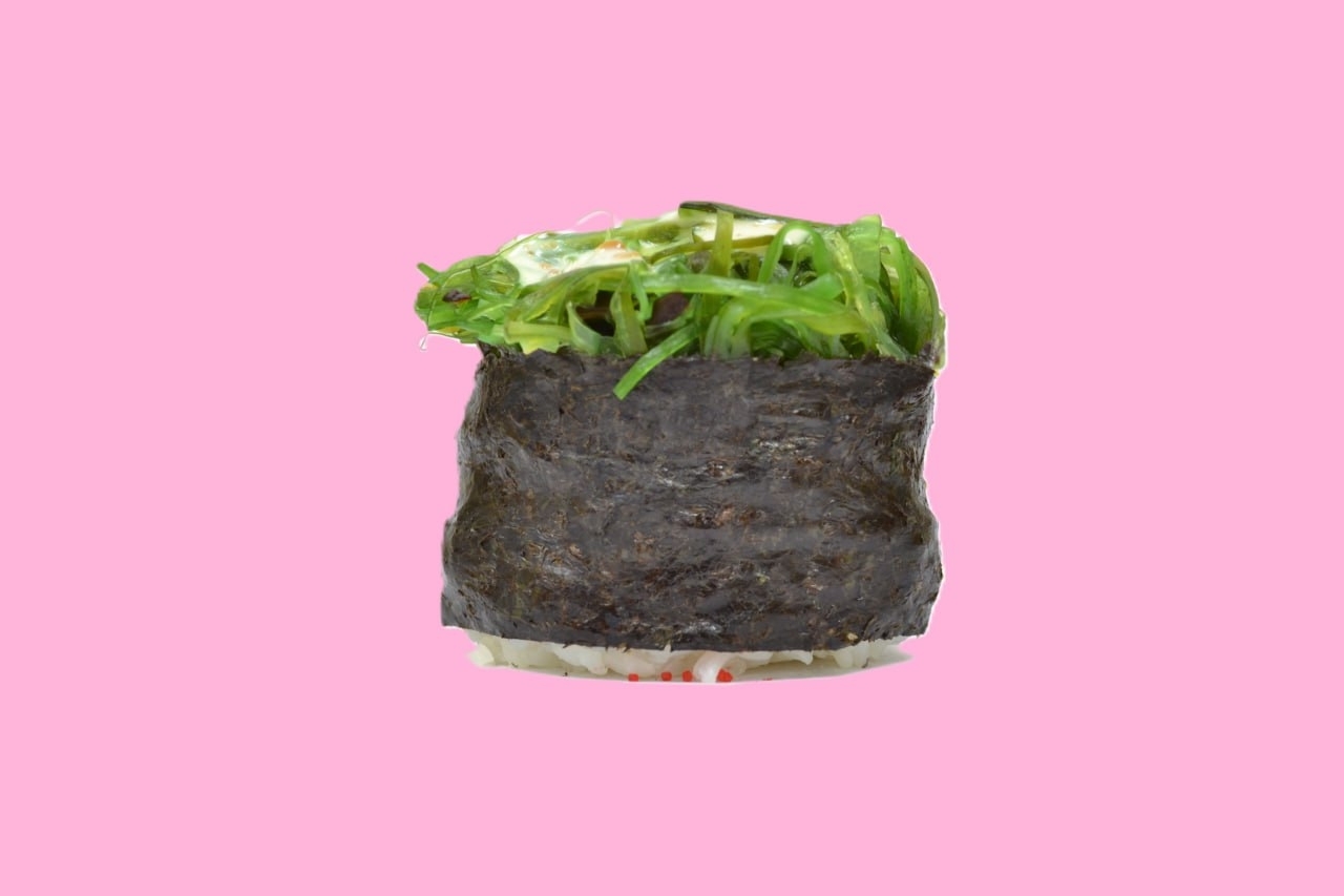 Гункан с чукой и ореховым соусом