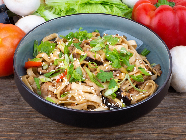 Сингапурская лапша с курицей