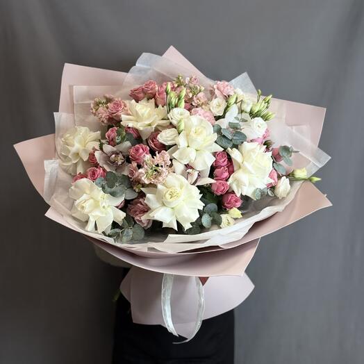 Букет с белой розой и кустовой розой