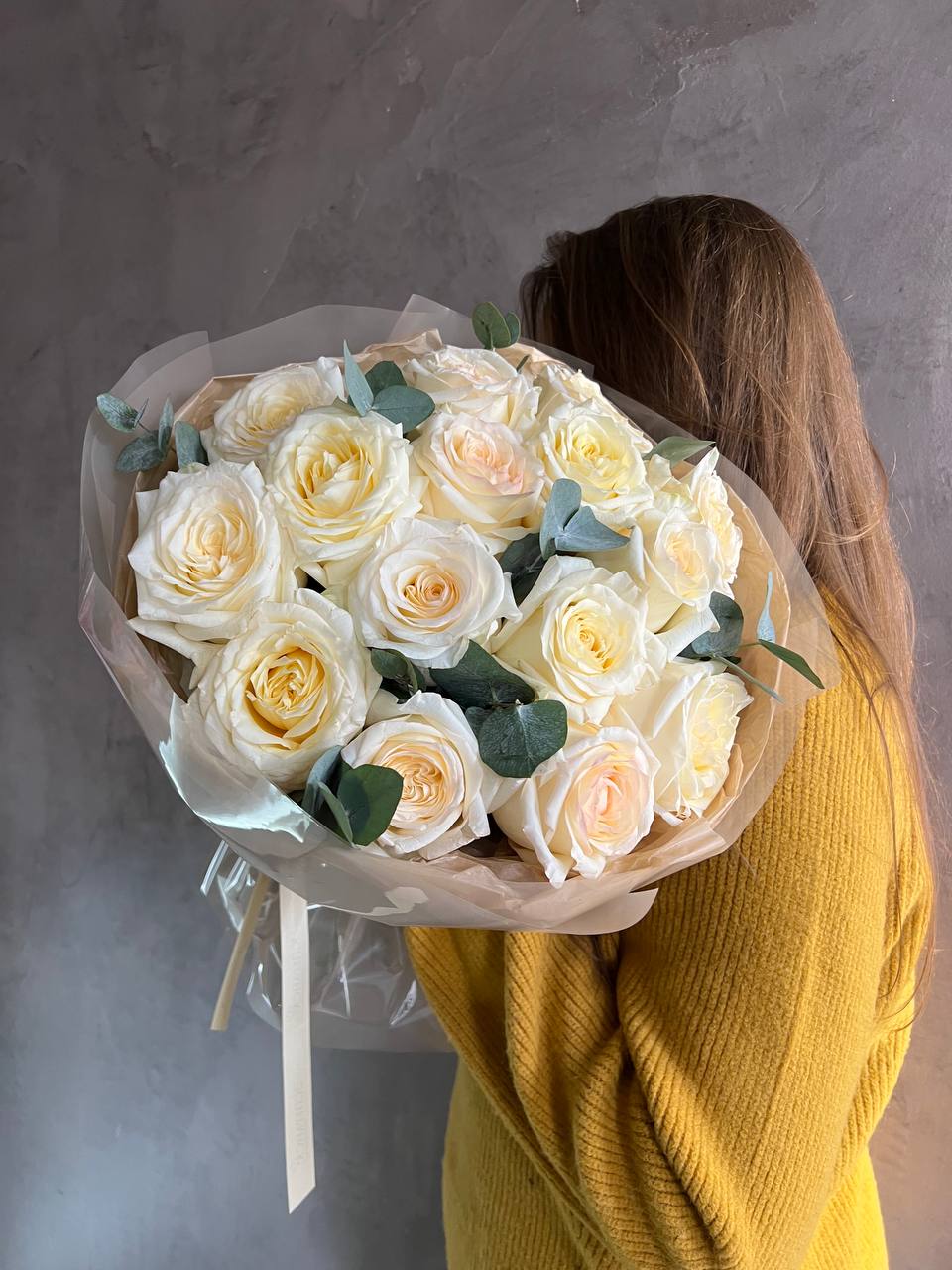 15 ароматных пионовидных роз Канделайт с эвкалиптом