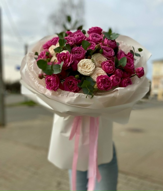 Большой шикарный букет из кустовой пионовидной розы