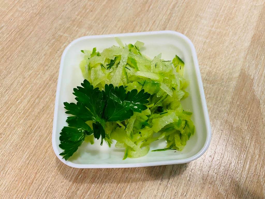 Салат из редьки с огурцом свежим с масло