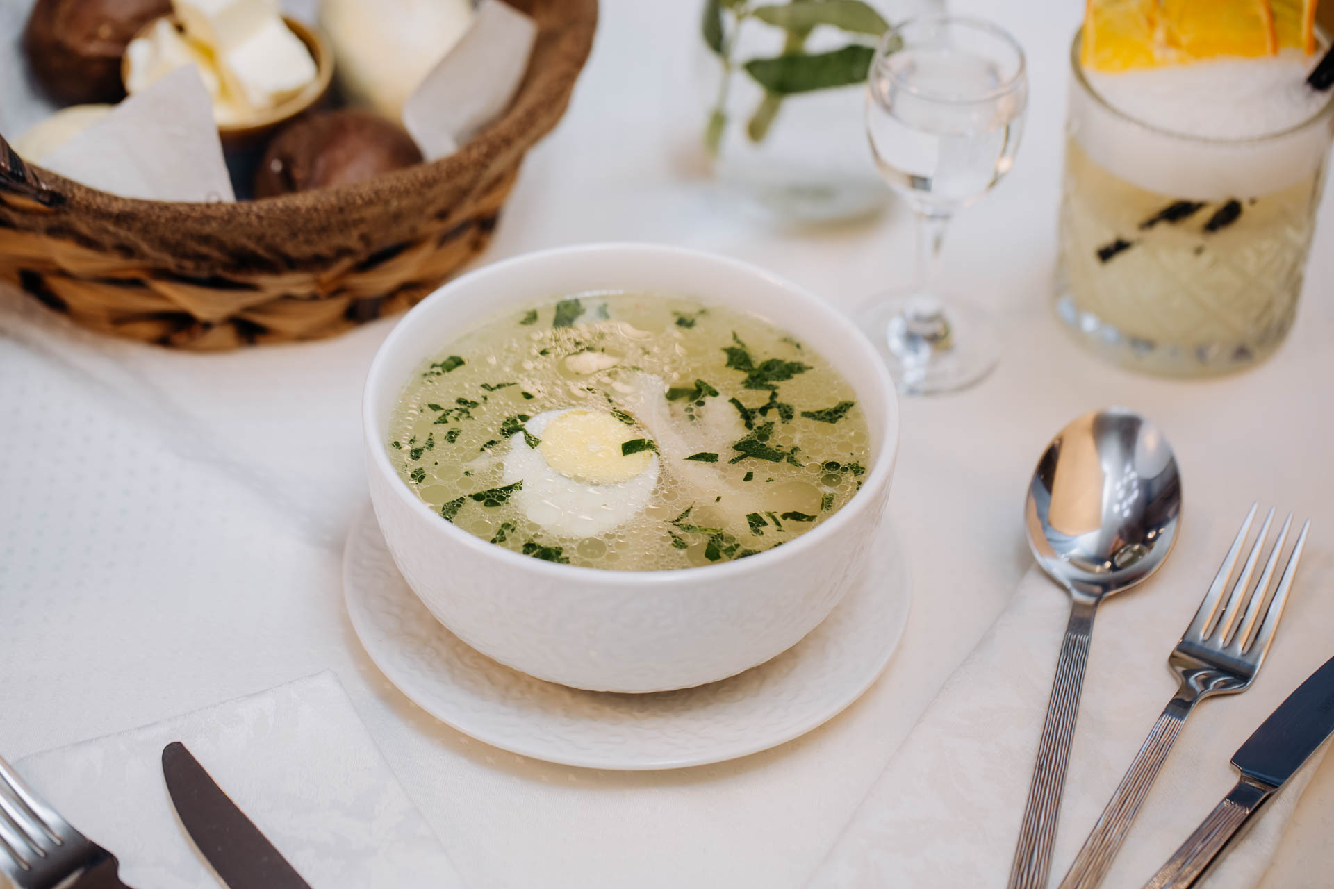 Куриный бульон с яйцом и курицей