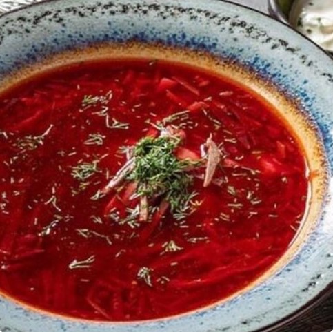Борщ русский с говядиной и сметаной