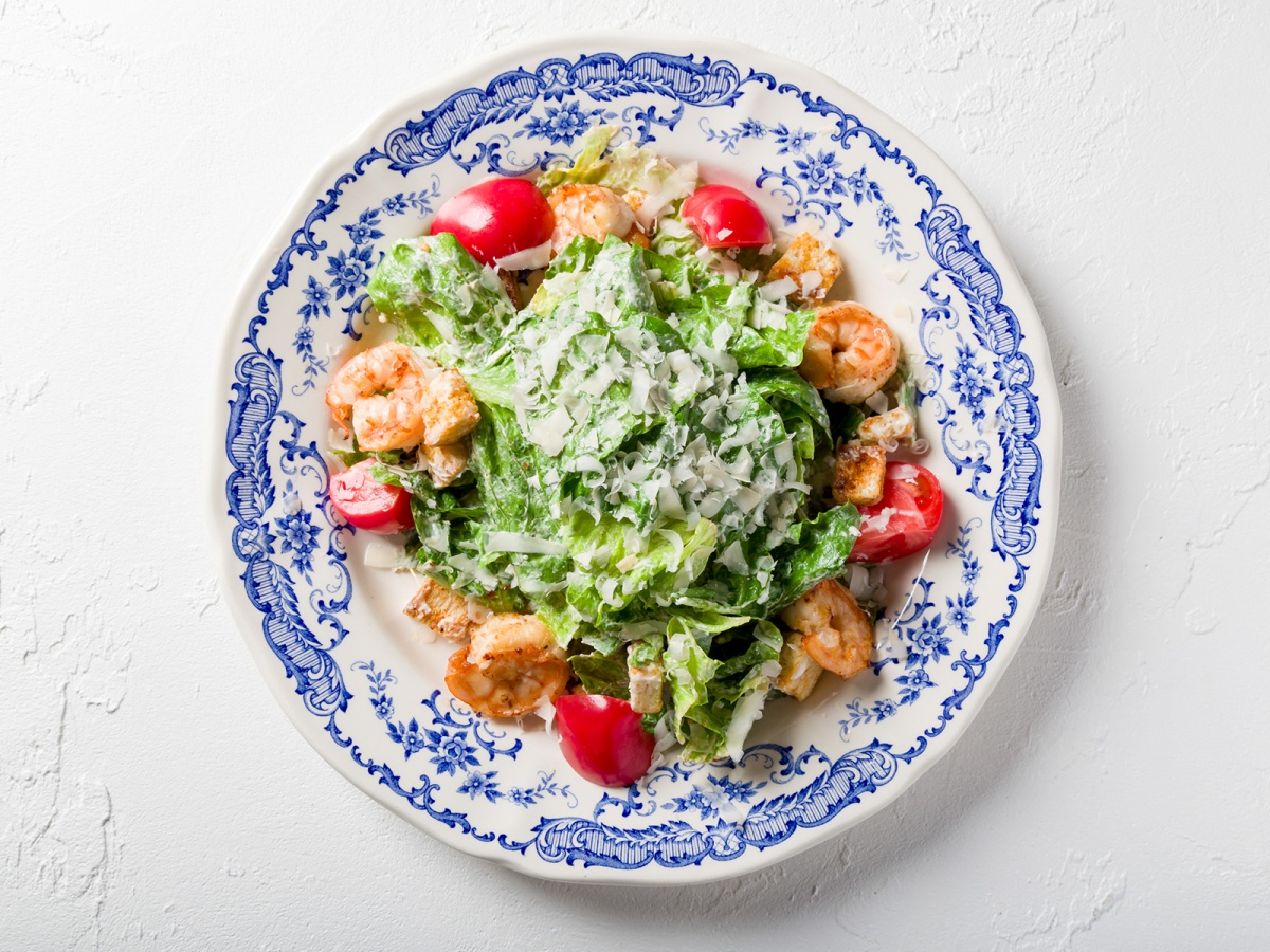 Цезарь с тигровыми креветками