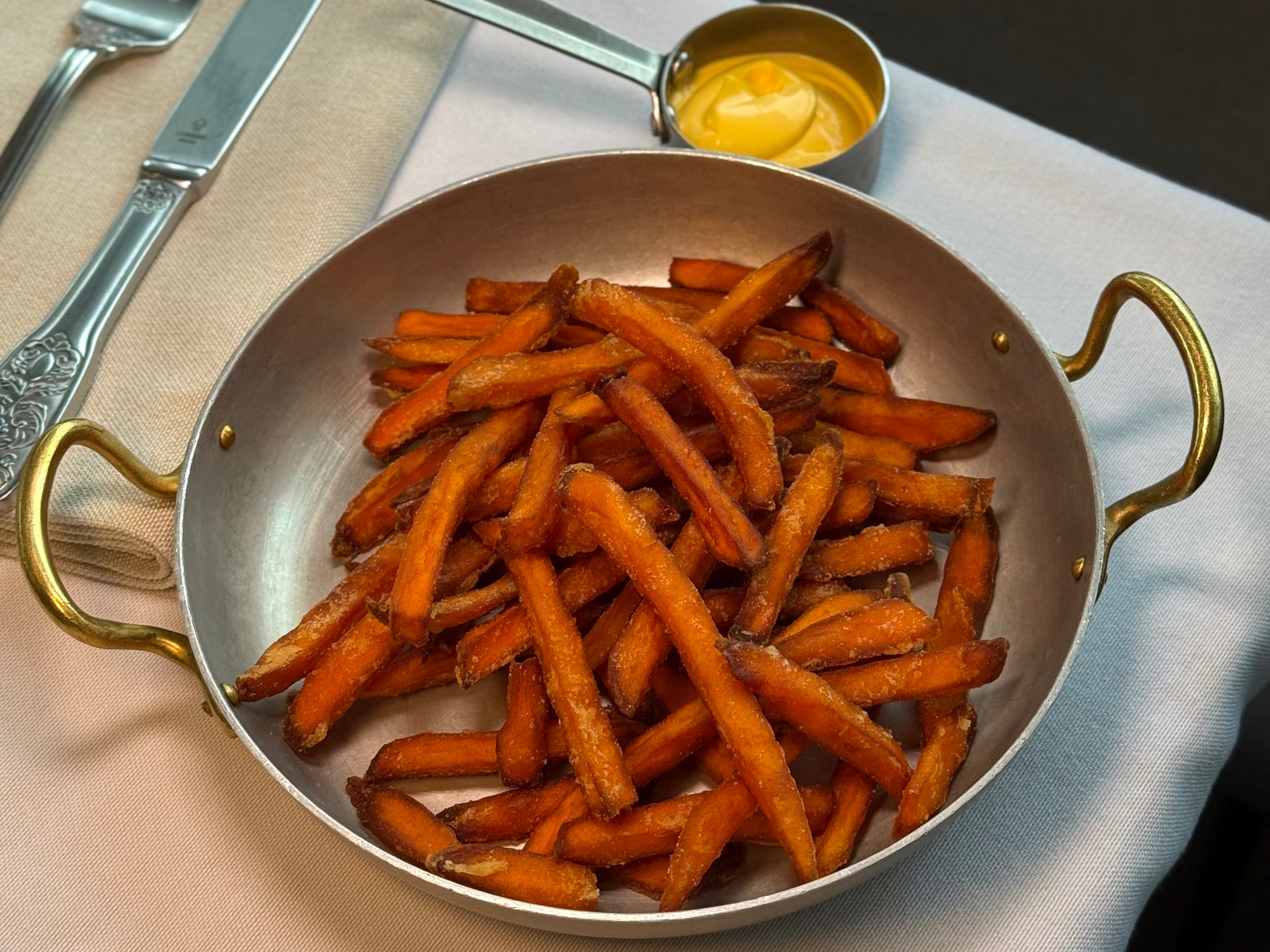 Батат фри с сырным соусом