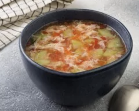 Суп с помидором и яйцом