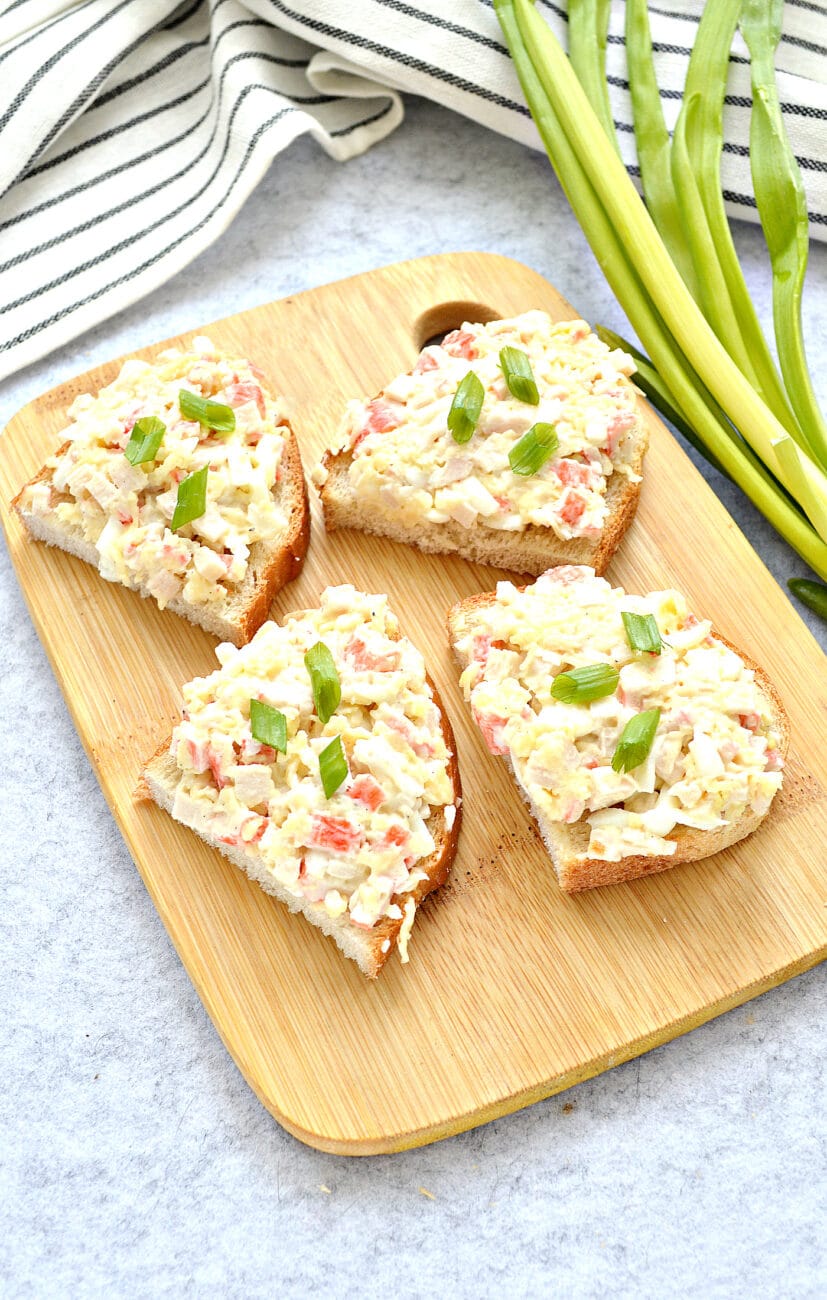 Мини-бутерброд с крабовыми палочками и сливочным сыром