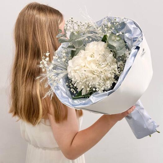 Букет «Чуткость встречи» из гортензии, гипсофилы и эвкалипта