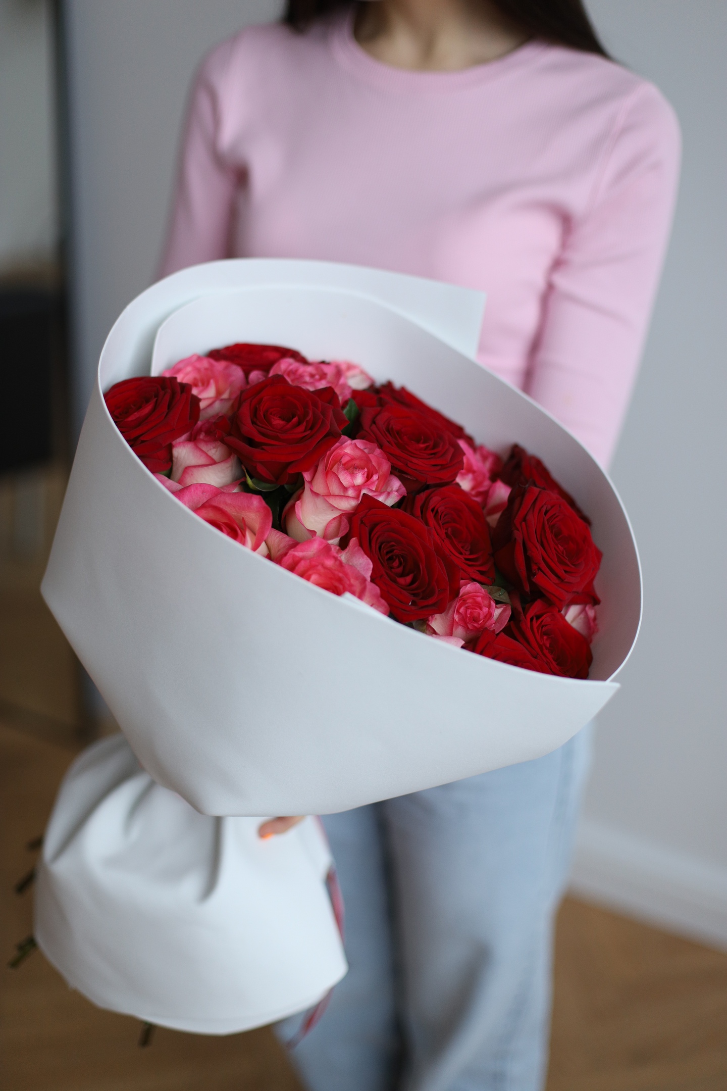 Монобукет из красных и розовых роз