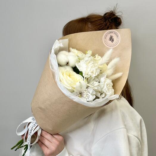 Ваниль с белыми розами аваланж ,хлопком , диантусами и альстромериями