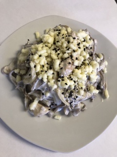Соба с курицей под сливочным соусом