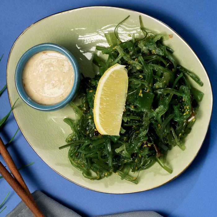 Салат с чукой и ореховым соусом