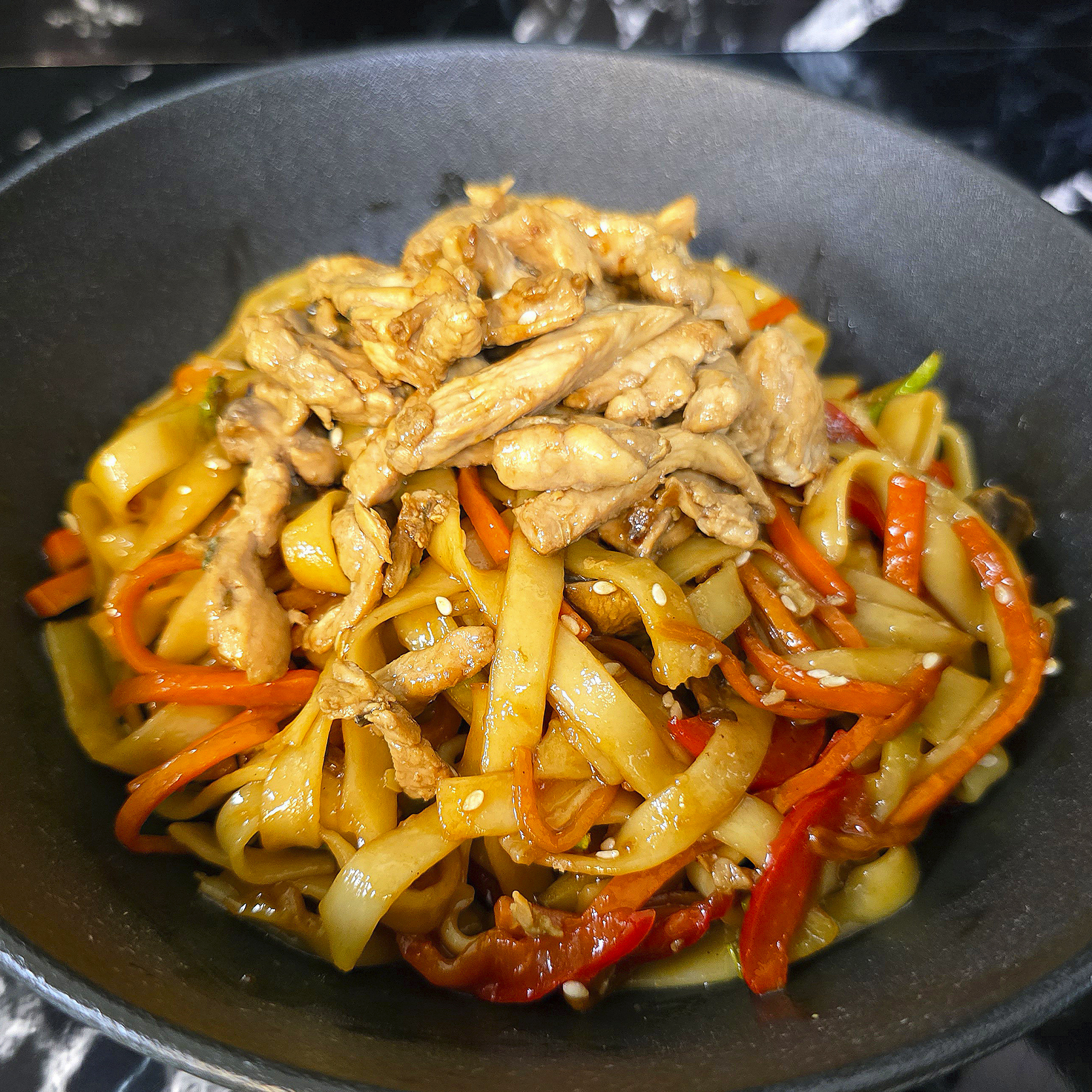 Wok с цыпленком в сливках