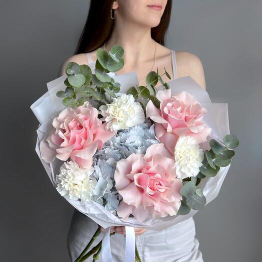 Букет розовая французская роза, голубая гортензия