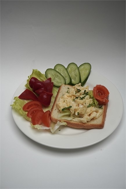 Скрэмбл со слабосоленым лососем и овощами