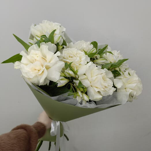 Букет из французских роз и астромерии