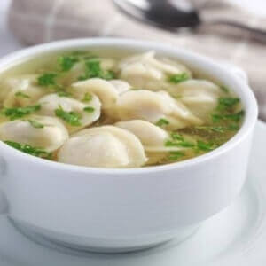 Пельмени с бульоном