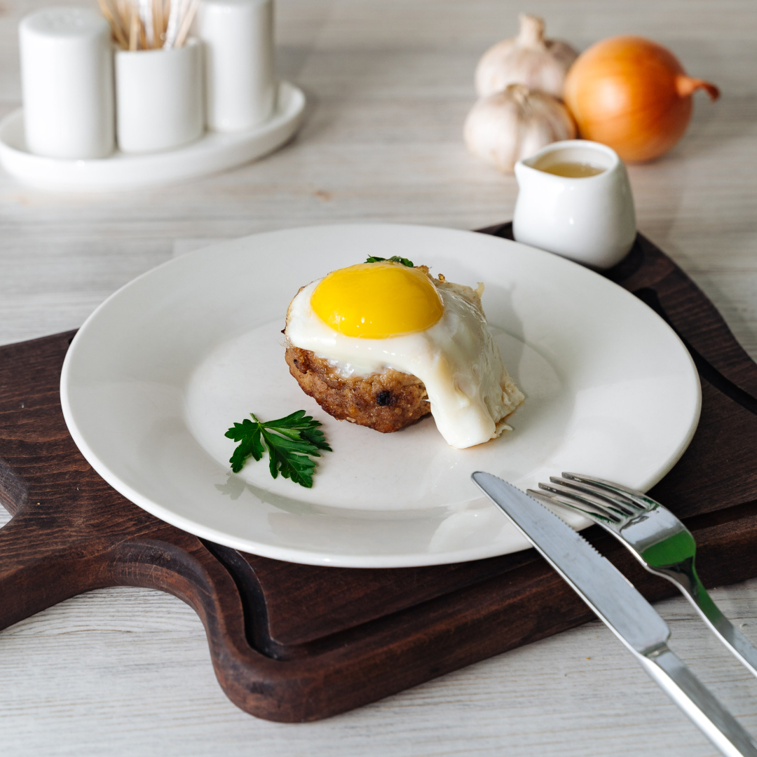 Бифштекс рубленный с яйцом