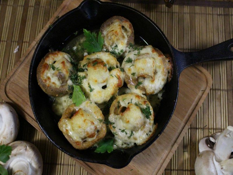 Запеченные шампиньоны с сыром сулугуни