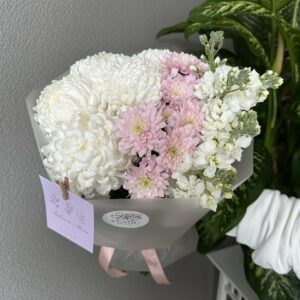 Букет из хризантем и ароматной маттиолы