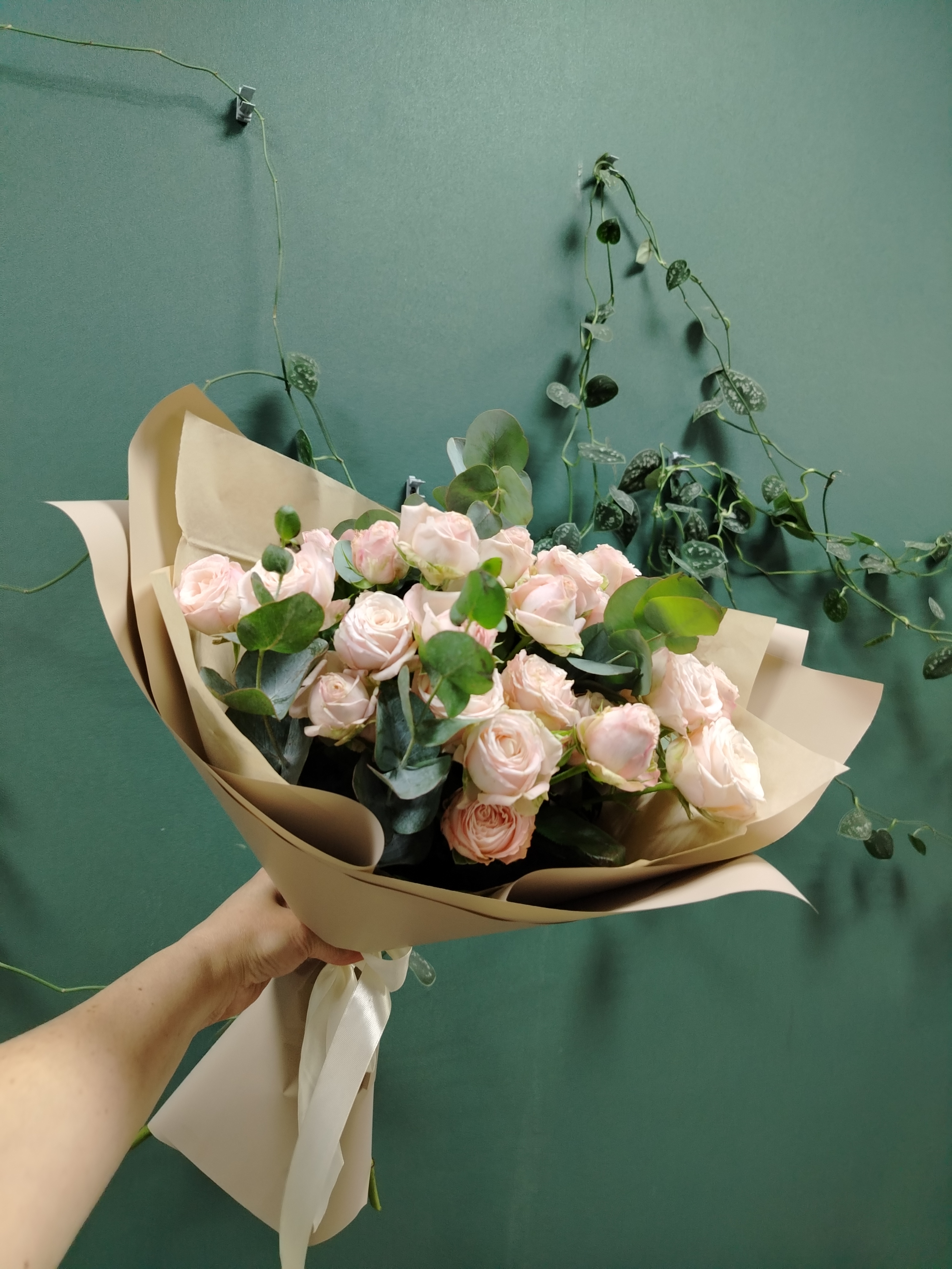 Букет из кустовых розы