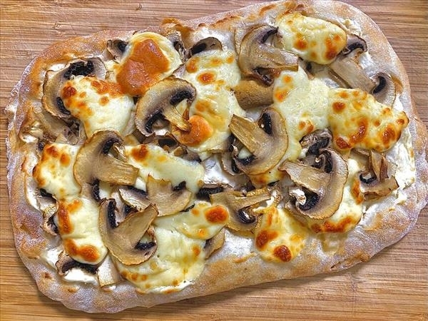 Пицца с беконом и грибами