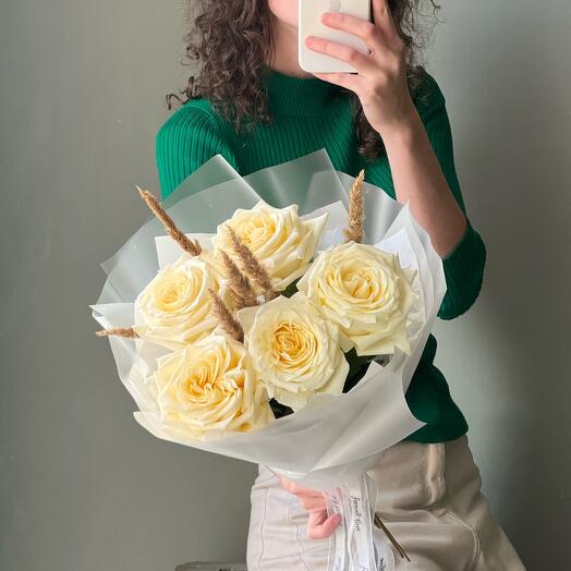 Букет из белых пион. французских роз Канделайт