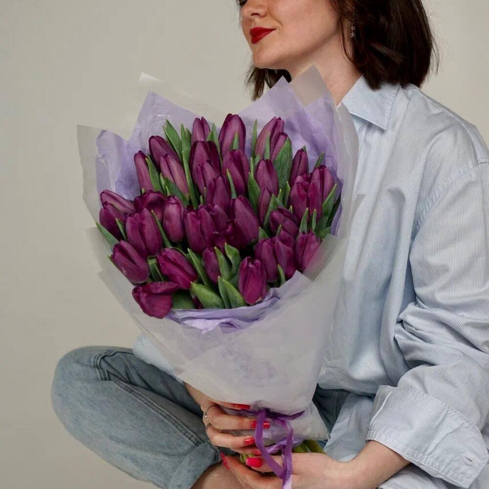 25 фиолетовых тюльпанов в оформлении