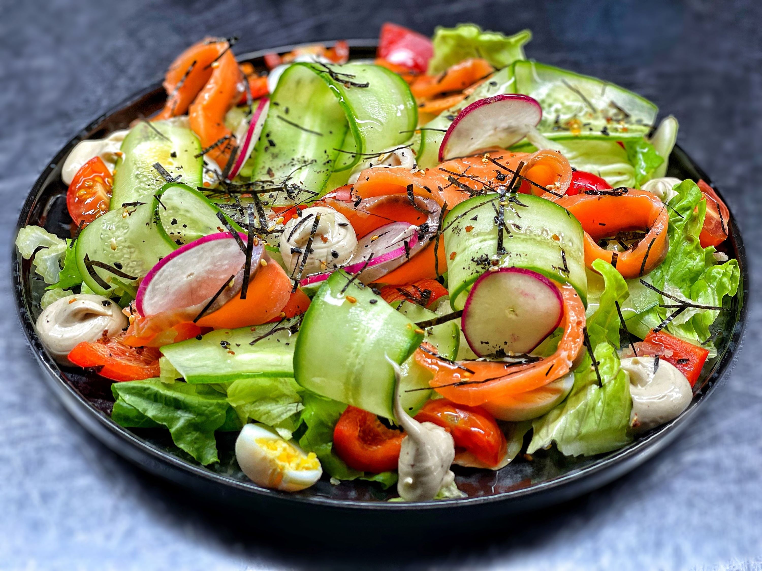 Свежие овощи, семга слабого посола с уст