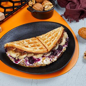 Вафля с бананом и голубикой