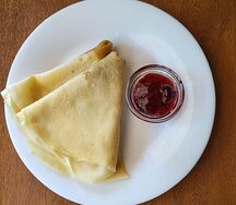 Блин с вишневым джемом