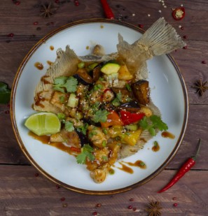 Камбала с овощами