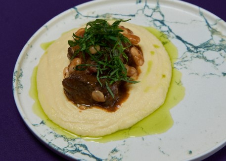 Говяжьи щёки с кремом из сельдерея