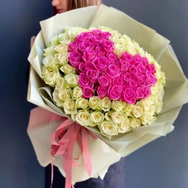 Букет из 101 кремов-бежевой и розовой розы в пышной и длинной упаковке