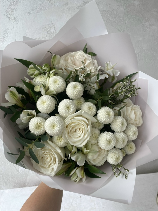 Светлый букет пионовидных роз, хризантем, альстромерий и лимониума