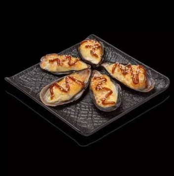 Мидии под сырно-чесночным соусом