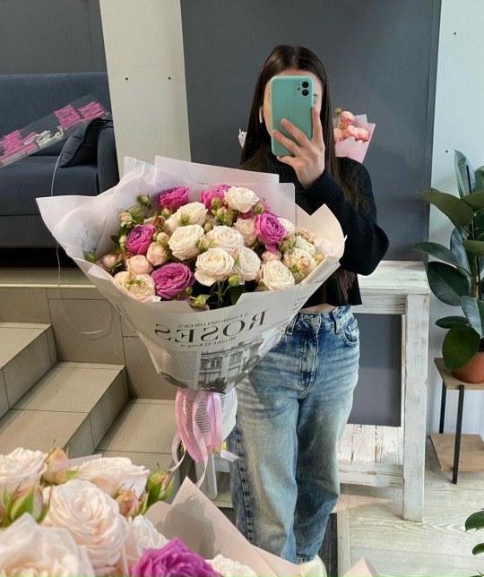 Букет из 7 кустовых пионовидных роз