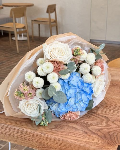 Букет из гортензий, эвкалипта и роз