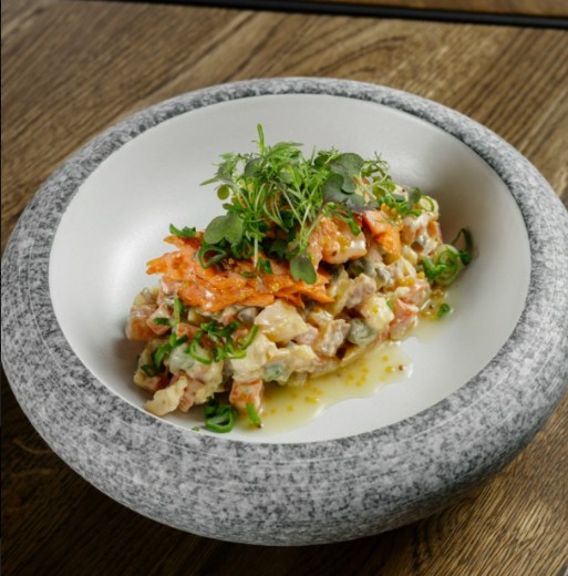 Оливье «Дачный» с копченой форелью