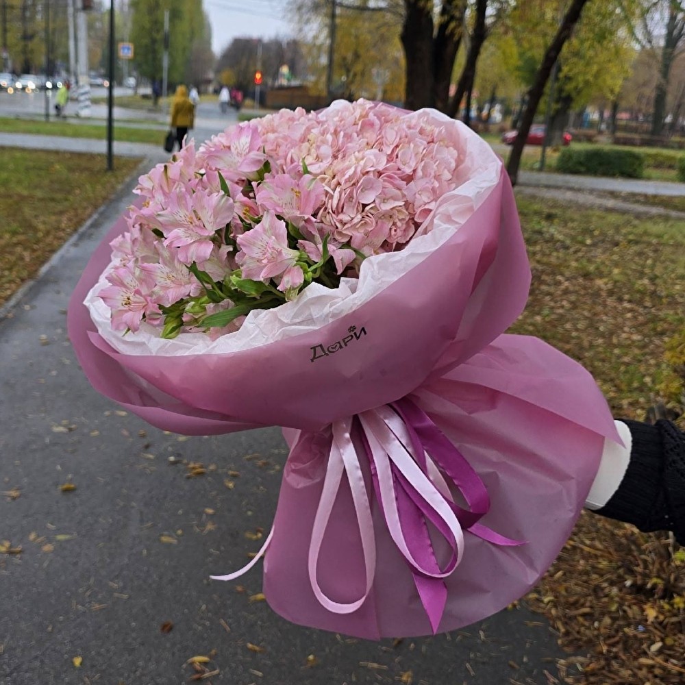 №102 Букет гортензии и альстромерии в авторской упаковке