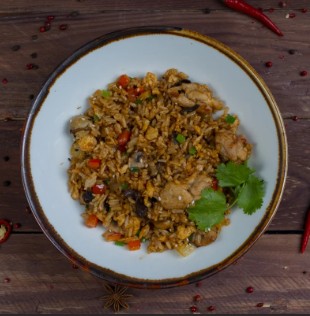 Жареный рис с яйцом и цыпленком